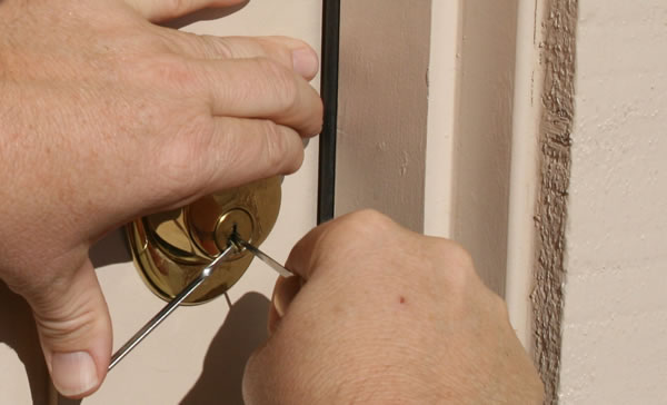 Decatur Ga House Unlock Locksmith At Work